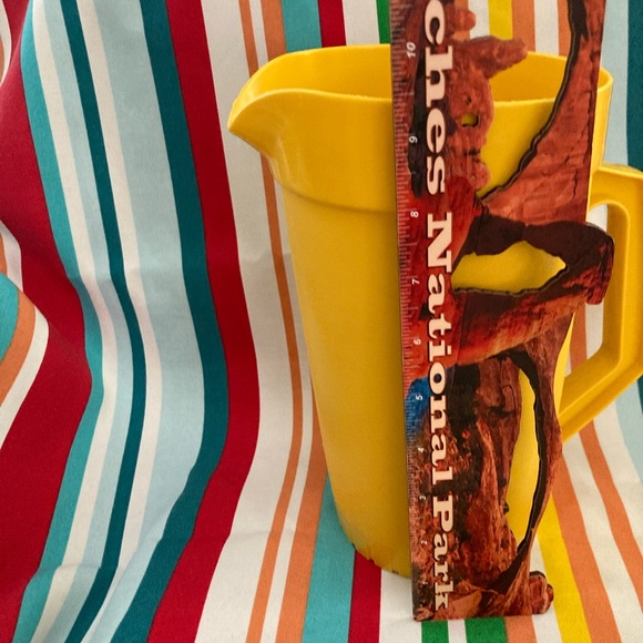 Vintage Tupperware Yellow Pitcher EUC retro pitcher Tupperware 2 Quart excellent - Picture 8 of 13